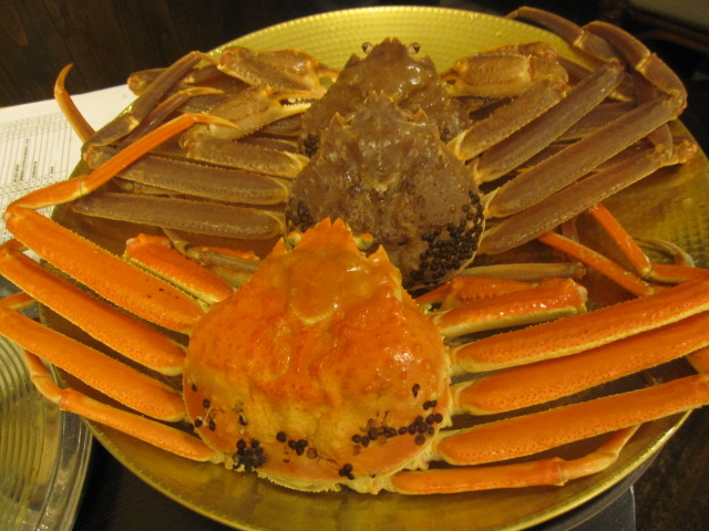 これが生の松葉蟹とゆでたもの