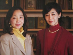 左が翻訳家の村岡美枝さん、右が花子とアンの原作者の恵理さん